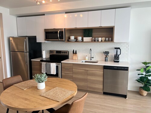 Cozy studio with King Bed and 75" Roku TV in charming Tacoma