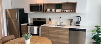 Cozy studio with King Bed and 75" Roku TV in charming Tacoma