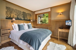 7 bedrooms, iron/ironing board, WiFi, bed sheets
