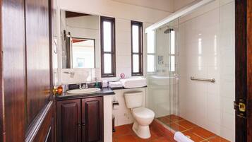 Chambre Double Classique, balcon, vue montagne | Salle de bain | Douche, sĂšche-cheveux, serviettes fournies, savon