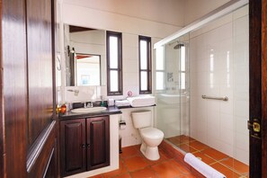 Chambre Double Classique, balcon, vue montagne | Salle de bain | Douche, sèche-cheveux, serviettes fournies, savon
