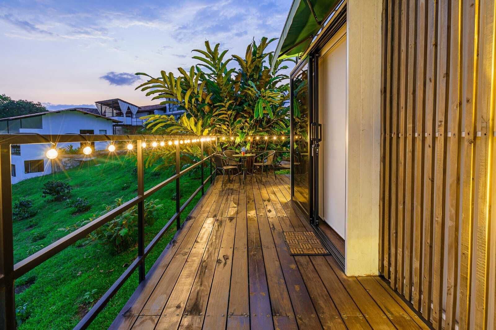 Deluxe-Bungalow, Bergblick | Wohnbereich | Fernseher