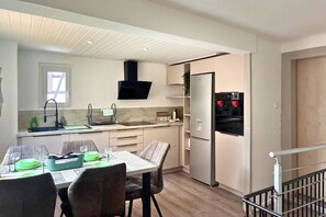 Kühlschrank, Mikrowelle, Ofen, Herdplatte