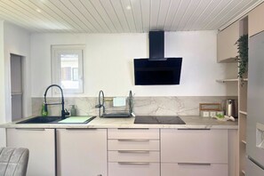 Réfrigérateur, micro-ondes, four, plaque de cuisson