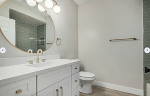 Douche, serviettes fournies, papier toilette
