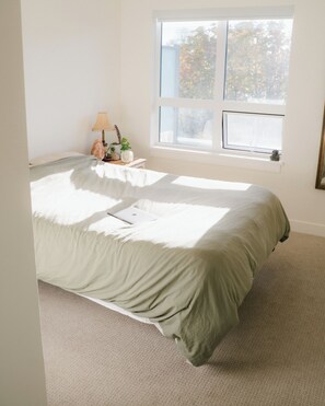 2 bedrooms, WiFi, bed sheets - Bright 2-Bedroom Condo in Railyards, Vic West—Steps from Goose Trail & Downtown (Victoria)