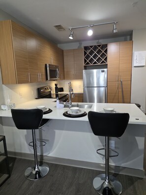 Mikrobølgeovn, ovn, kokeplater og oppvaskmaskin