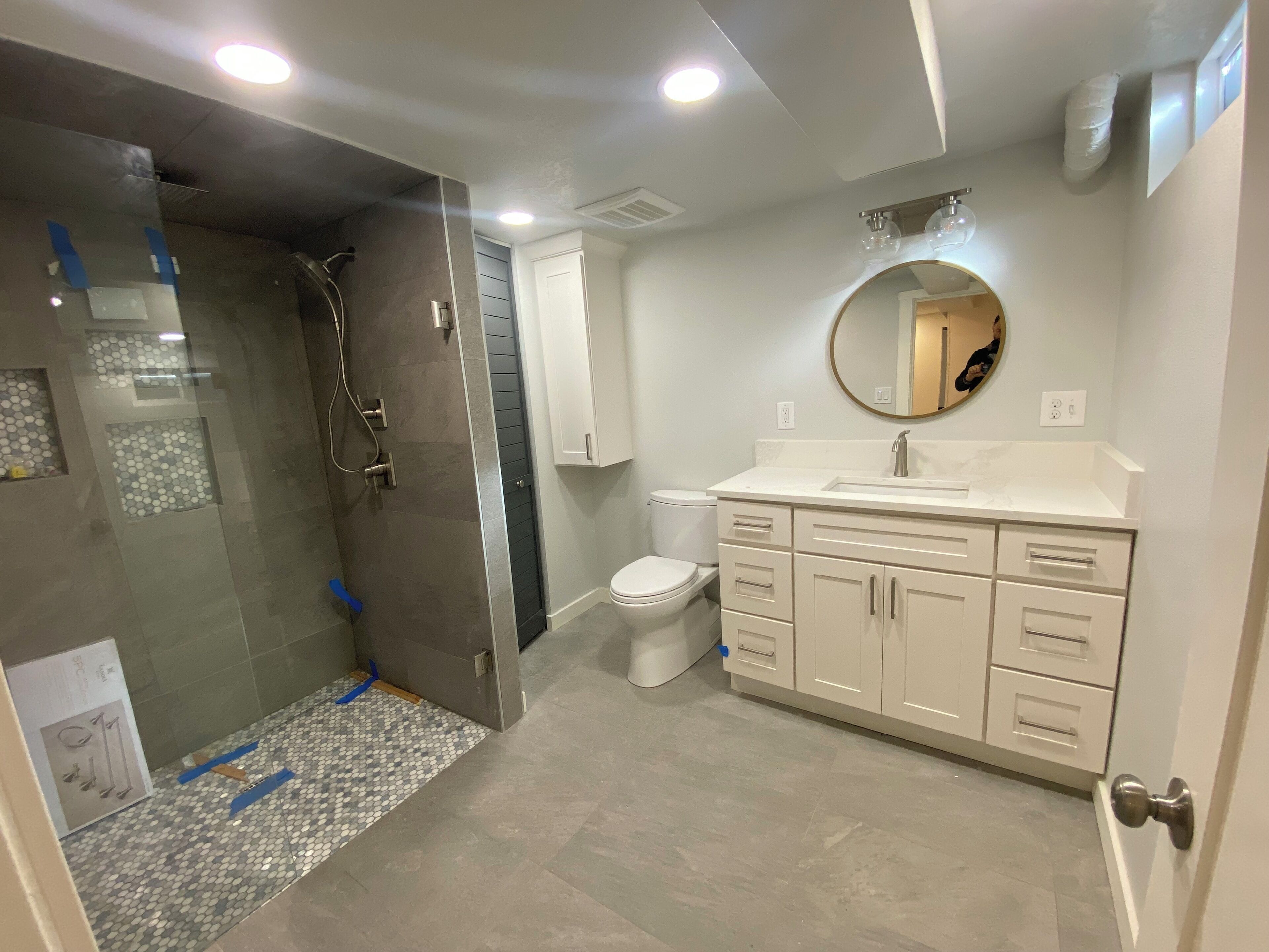 Douche, serviettes fournies, savon, papier toilette