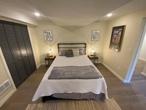 2 bedrooms, Internet, bed sheets - Creekside getaway close in with trees, creek, and deer.  Newly remodeled! (Portland)