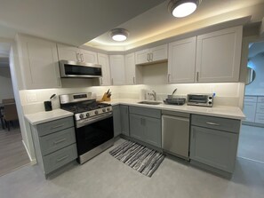 Private kitchen - Creekside getaway close in with trees, creek, and deer.  Newly remodeled! (Portland)
