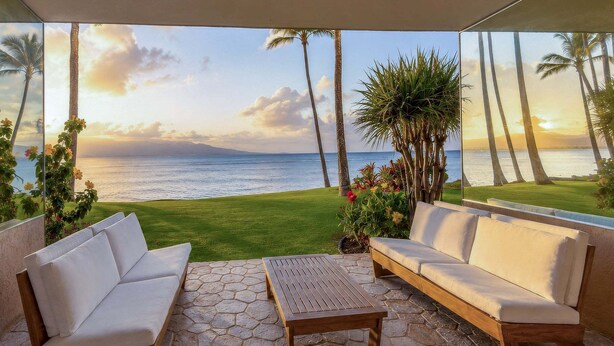 Eine Terrasse mit einer Holzbank und einer Couch, einem Steinfußboden und Blick auf den Ozean mit Palmen.