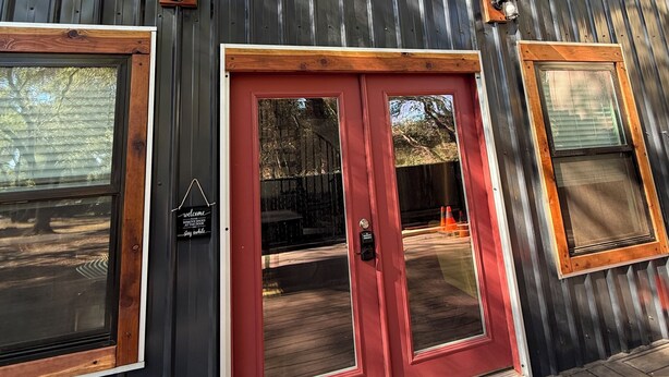 Une grange rouge avec une enseigne indiquant « Highcrests Farms ».