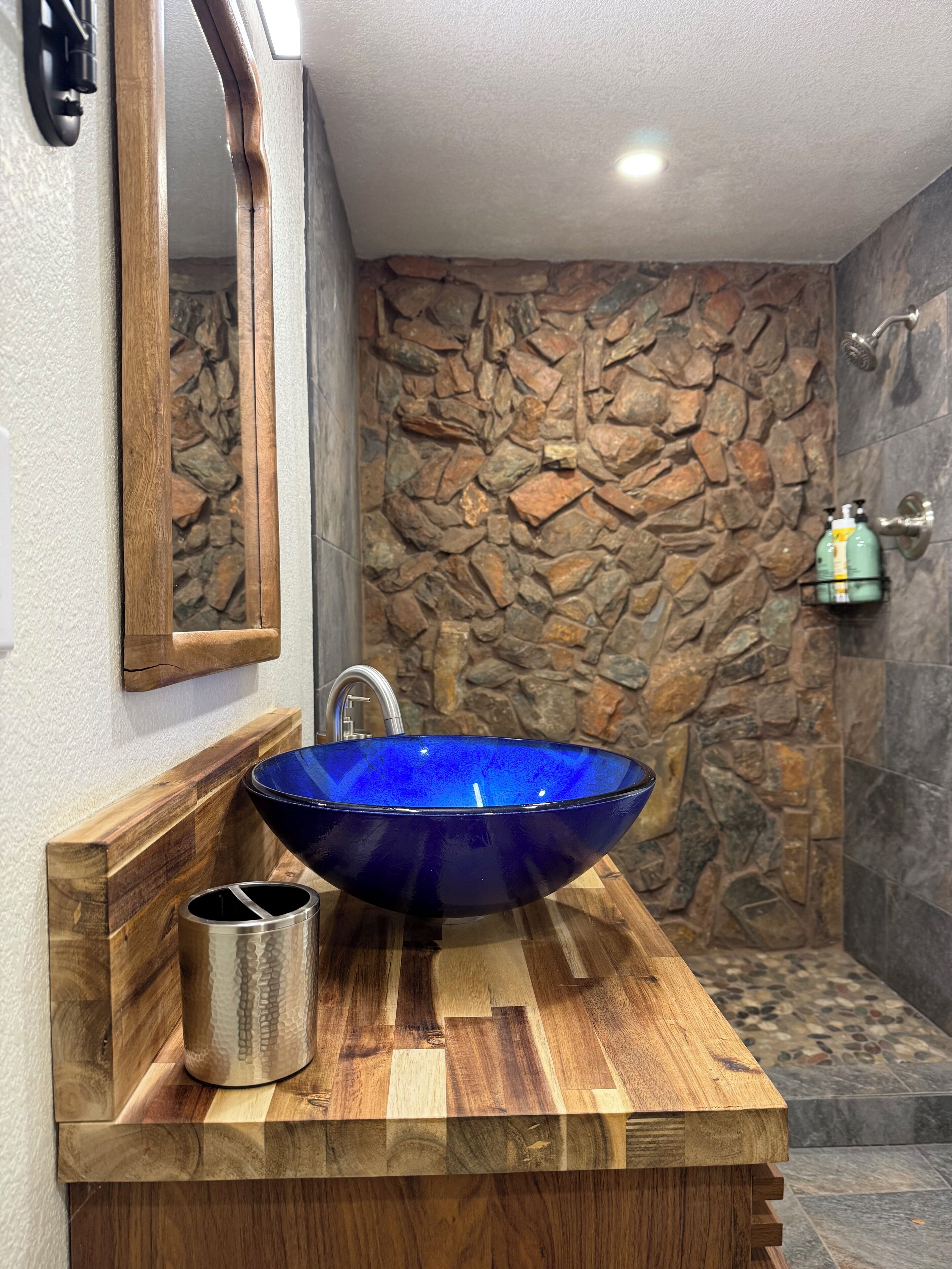 Haartrockner, Handtücher, Seife, Shampoo