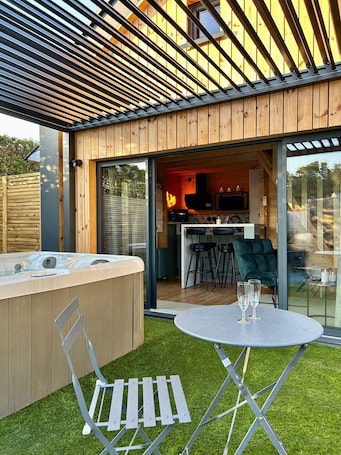 Outdoor dining. Cosy escape in a small chalet 🏠 with outdoor jacuzzi!