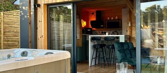 Cosy escape in a small chalet  with outdoor jacuzzi!