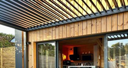 Cosy escape in a small chalet with outdoor jacuzzi!