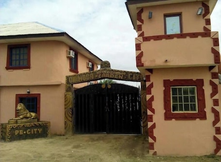 Fachada de la propiedad. Onimoba garden city