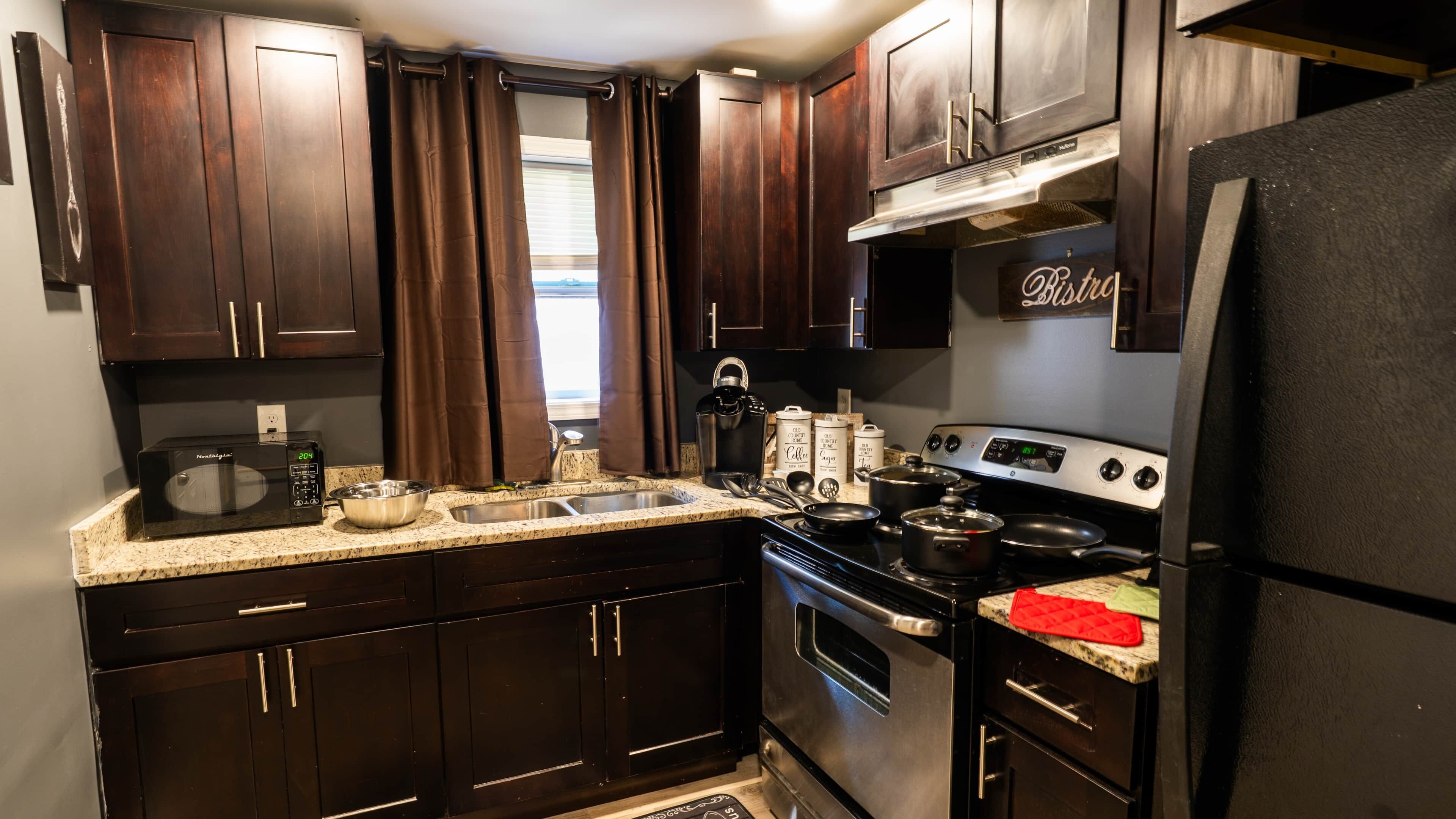 Refrigerador, microondas, horno y parrilla de estufa 