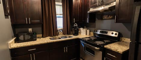 Réfrigérateur, micro-ondes, four, plaque de cuisson