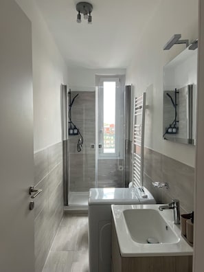 Dusche, Haartrockner, Bidet, Handtücher