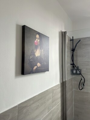 Shower, hair dryer, bidet, towels