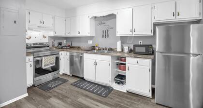 3BR/2 bath Condo Near Downtown High Point and High point University sleeps 6