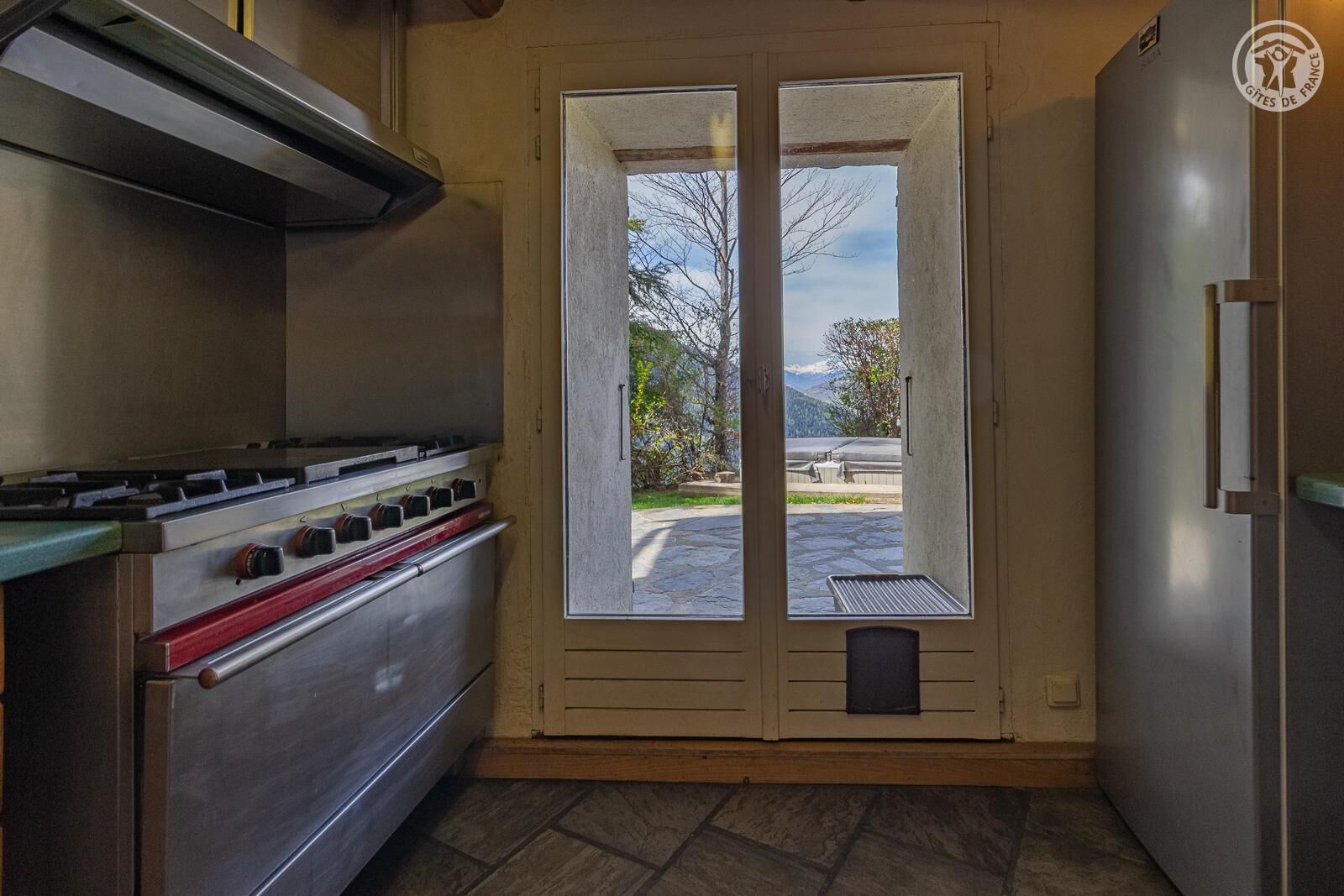 Eine Küche mit Herd, Backofen und Kühlschrank.