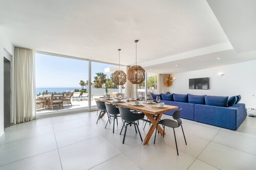 Stunning 4-bedroom Villa in Benalmádena With Private Pool
