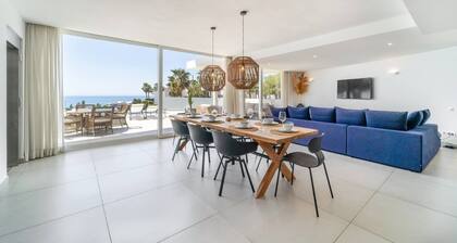 Stunning 4-bedroom Villa in Benalmádena With Private Pool