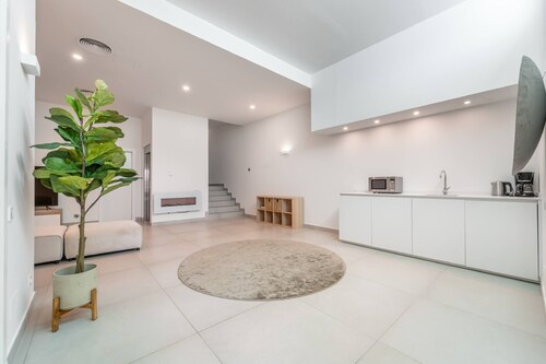 Stunning 4-bedroom Villa in Benalmádena With Private Pool