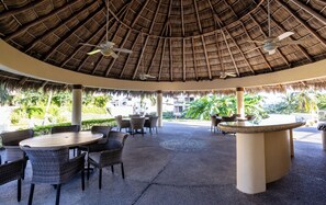 تناول الطعام بالخارج