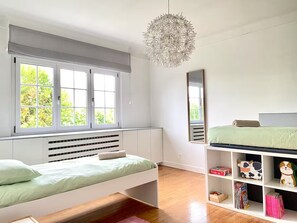 Iron/ironing board, WiFi, bed sheets - Family home with swimming pool close to Strasbourg center (Mundolsheim)