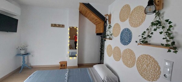 2 bedrooms, iron/ironing board, WiFi