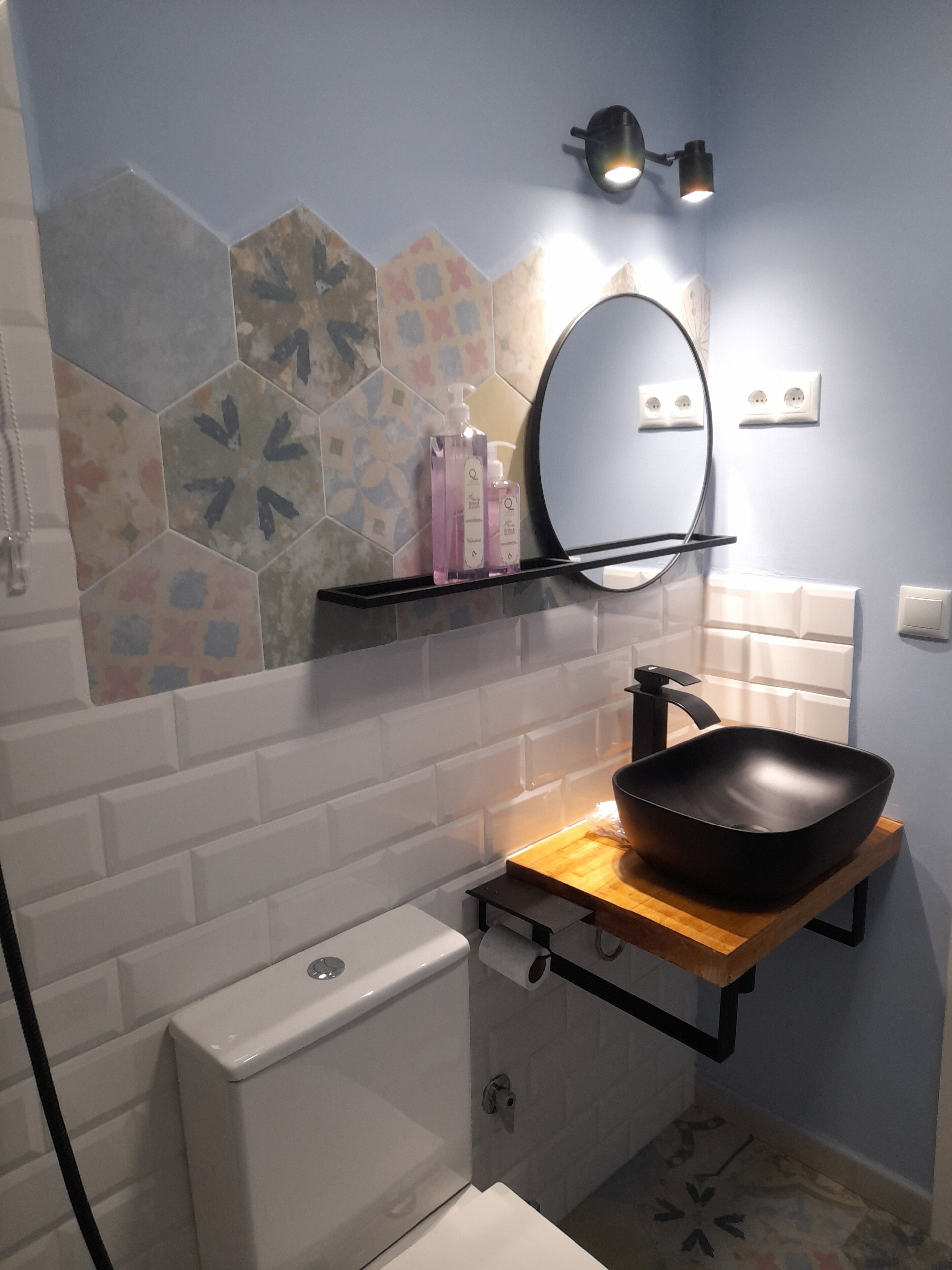 مجففات شعر، مناشف، صابون، ورق حمّام