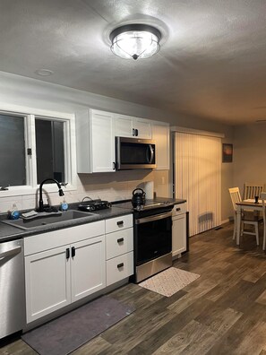 Mikrovågsugn, ugn, spishäll och diskmaskin