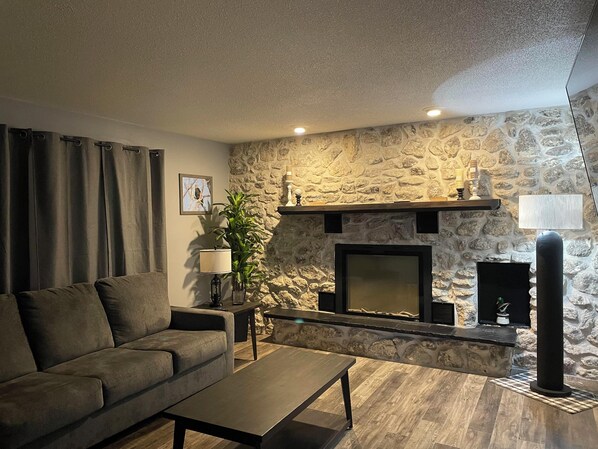 TV, fireplace - Inviting 3-bedroom house near Gavins Point Dam and Lewis and Clark Lake area. (Yankton)