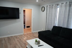 Een smart-tv en een open haard