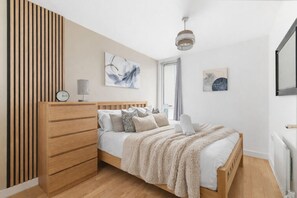 1 bedroom, desk, iron/ironing board, travel cot - Modern City Centre Flat • Balcony • Free Parking • Fast WiFi • Self-Check-In (Milton Keynes)