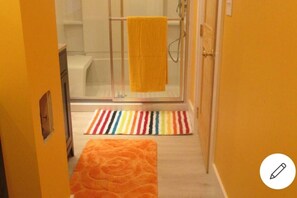 Sèche-cheveux, serviettes fournies, savon, papier toilette