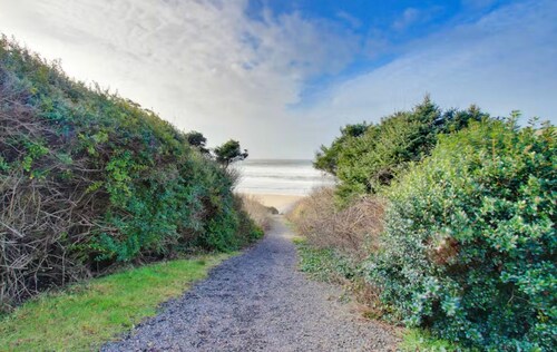 Depoe Bay Beach House Dog Friendly 2 Kitchens