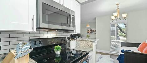 Een koelkast, een microgolfoven, een oven, een kookplaat