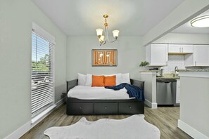 2 habitaciones, tabla de planchar con plancha, wifi y ropa de cama 