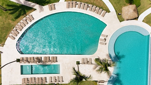 Oceanfront 3BR with Jacuzzi • Palmera Beach