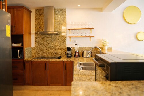 Oceanfront 3BR with Jacuzzi • Palmera Beach