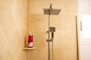 Doccia, vasca idromassaggio, asciugacapelli, bidet