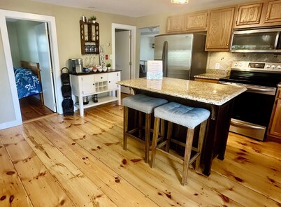 Charming 3-bedroom Lakehouse on the Lake