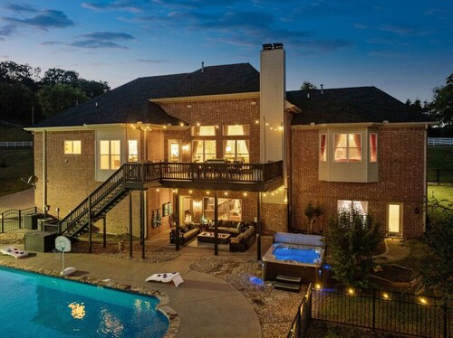 A Resort-Style Luxury Getaway With Pickleball Ct