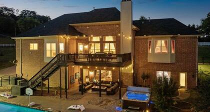 A Resort-Style Luxury Getaway With Pickleball Ct