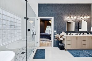 6 bedrooms, iron/ironing board, WiFi, bed sheets