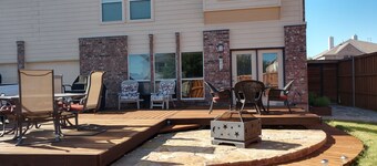 Charming 4-bed/3 bath house in Rockwall. Every stay is 5-Stars. Big bedrooms.